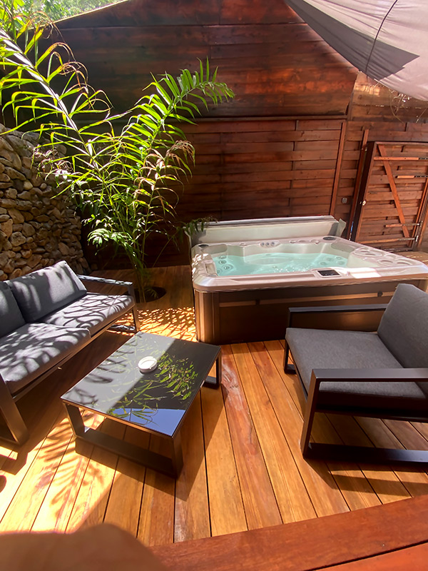 Coco Love – Deck and Jacuzzi Spa