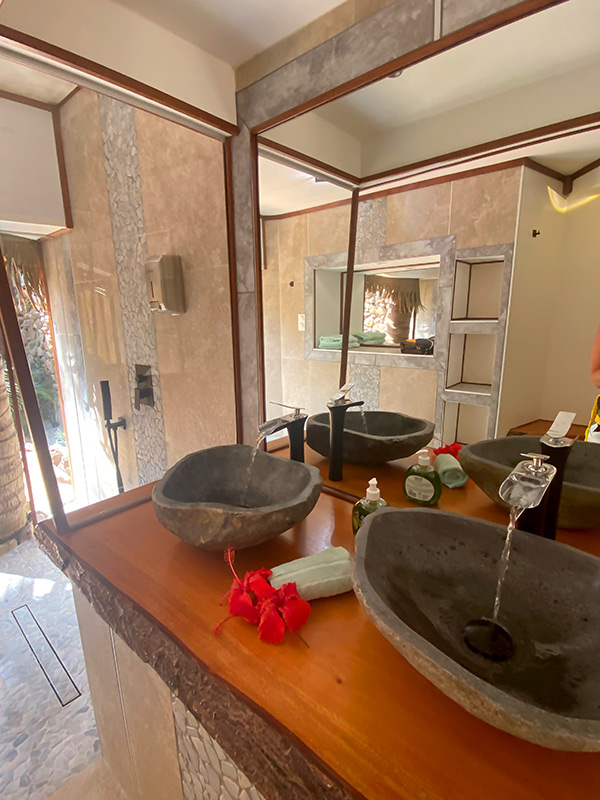Bathroom of the Coco Love bungalow