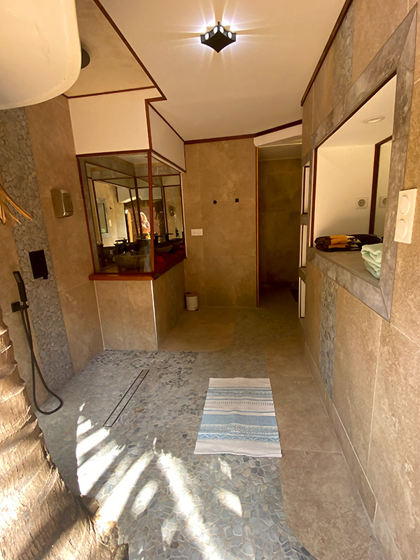 Bathroom of the Coco Love bungalow