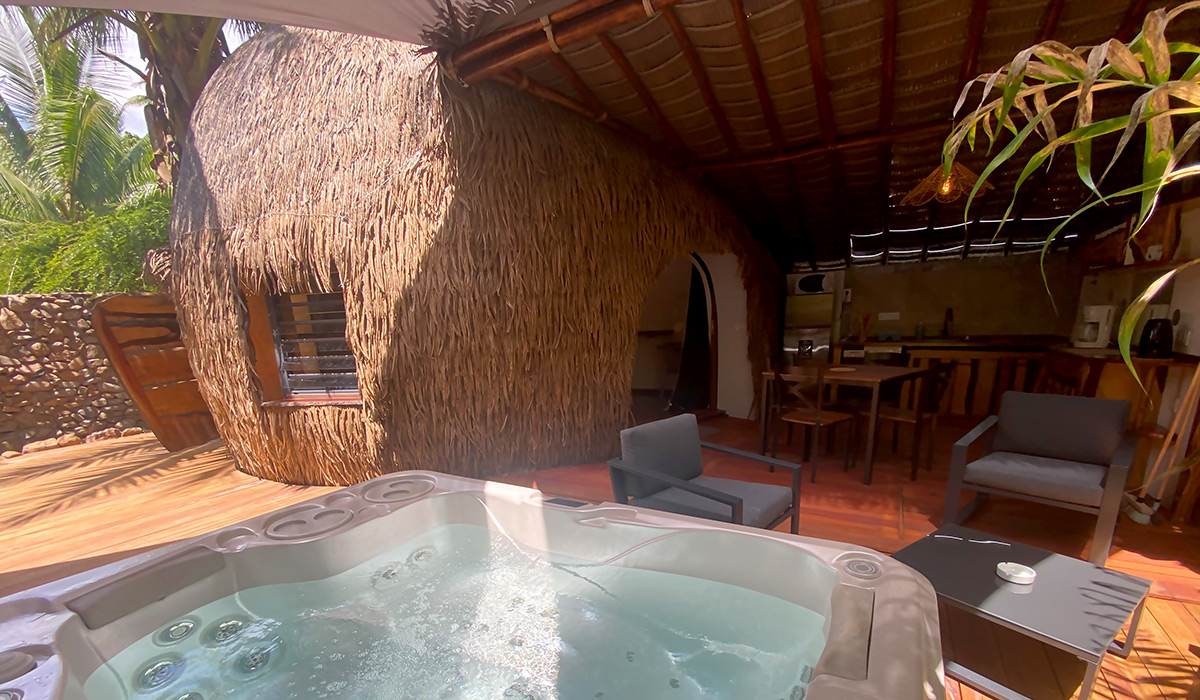 Deck and Jacuzzi of the Coco Love bungalow in Moorea